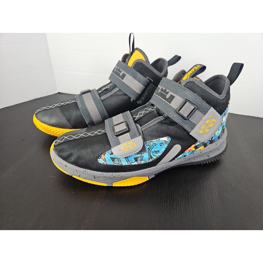 NIKE Lebron Soldier 13 XIII La‎ Boys Shoe Size 7Y Basketball Graffiti University